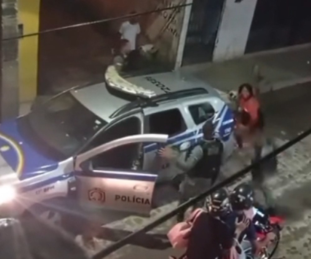 Mulher tenta matar nora e ameaça esfaquear policiais chamados para o local; VÍDEO