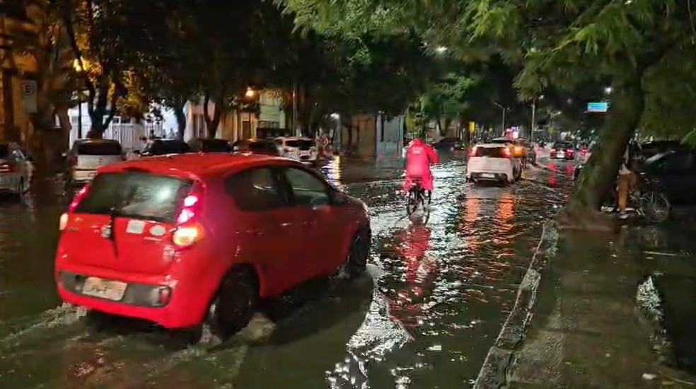 Rio teve chuva forte na noite de sexta-feira (28). — Foto: André Coelho Costa / TV Globo