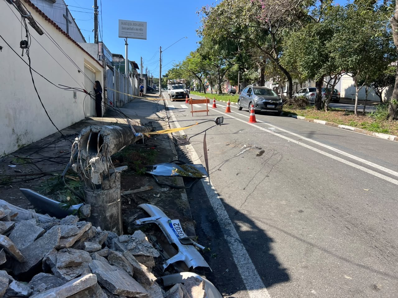 Carro bate contra poste e bloqueia parte de avenida no Centro de Campinas