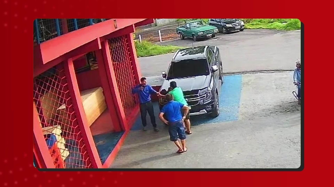 Vídeo mostra dupla assaltando homens e disparando tiros em frente a empresa na Zona Norte de Manaus