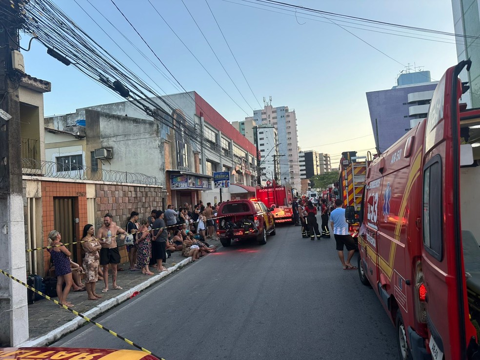 Movimentação na rua onde hotel pegou fogo no bairro da Pajuçara, em Maceió — Foto: Nick Marone/TV Gazeta