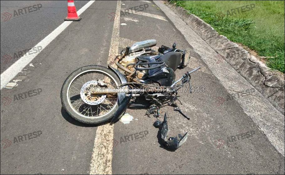 Motociclista morre após perder controle da direção e bater contra placa na SP-300 em Tietê