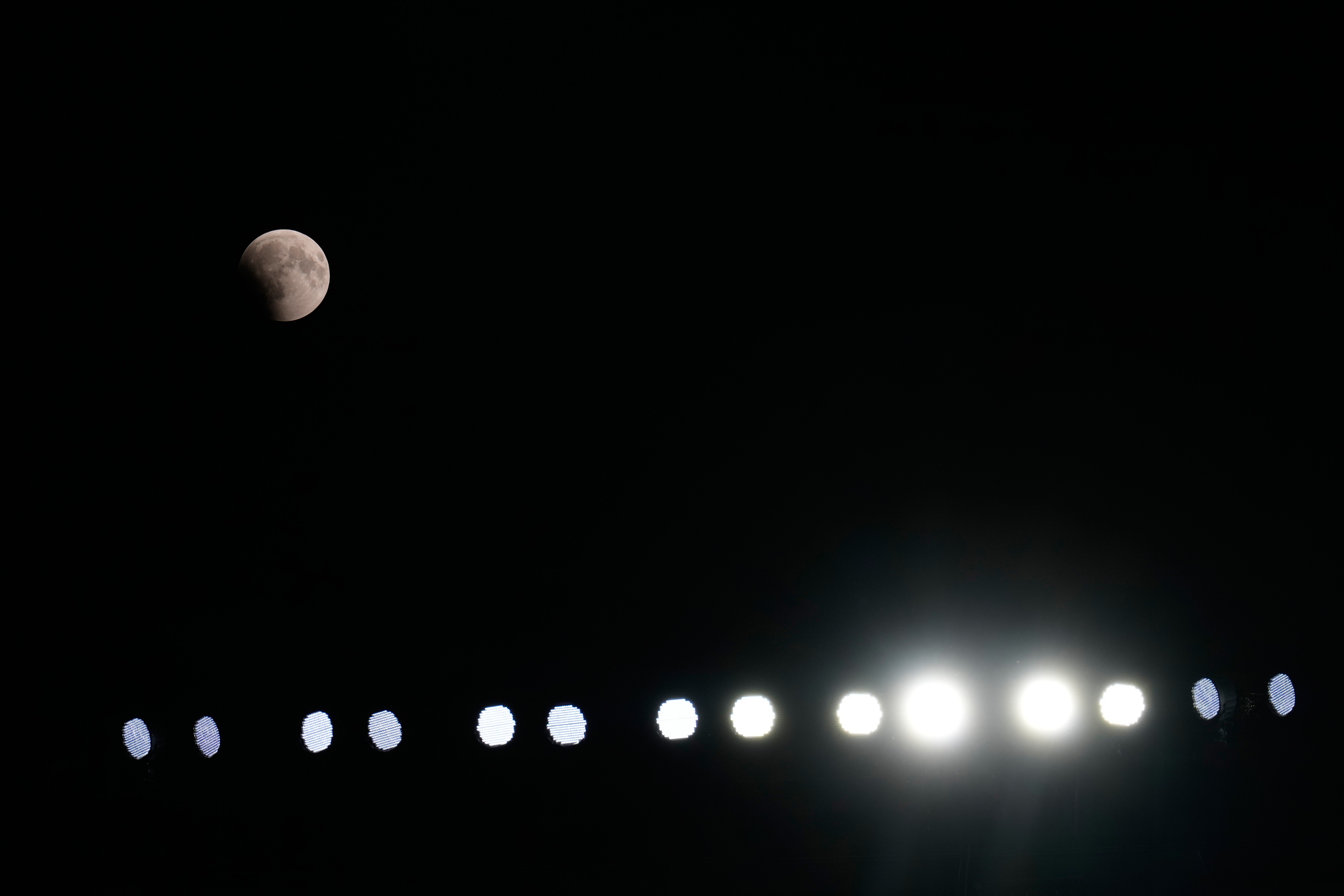 Eclipse lunar parcial: veja FOTOS do fenômeno pelo mundo