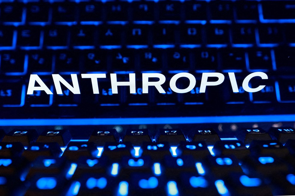 Ilustração mostra o logotipo da Anthropic e um teclado. — Foto: Dado Ruvic/ Reuters
