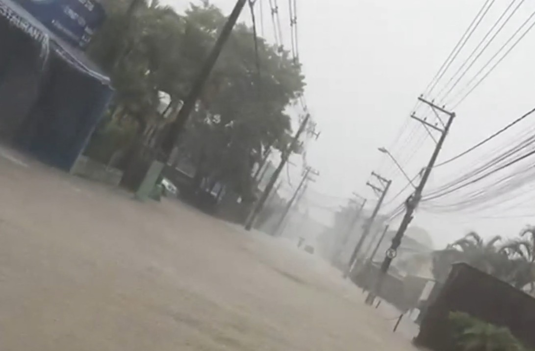 Chuva forte causa alagamentos e derruba muro de condomínio em São Sebastião