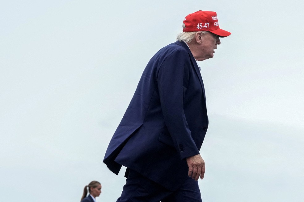 Donald Trump, presidente dos Estados Unidos, caminha para embarcar no Air Force One em Morristown neste domingo (16) — Foto: Ken Cedeno/Reuters