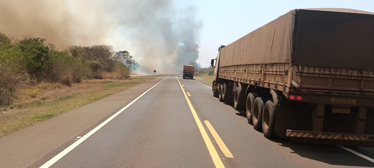 Incêndios de grandes proporções atingem áreas de vegetação no interior de SP