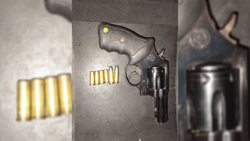 2 de 2
Pol&iacute;cia encontra rev&oacute;lver calibre 38 com muni&ccedil;&otilde;es deflagradas e intactas ap&oacute;s troca de tiros com homem em Bauru &mdash; Foto: Pol&iacute;cia Militar