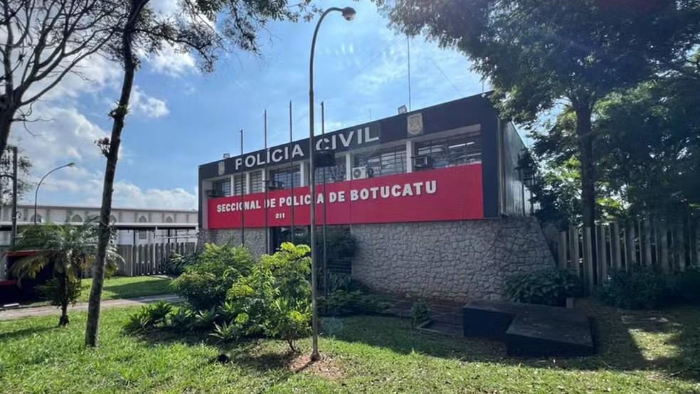 Mulher foi levada ao Plantão Policial de Botucatu, onde foi presa em flagrante pelo crime de maus-tratos — Foto: Marcos Pellegati/TV TEM