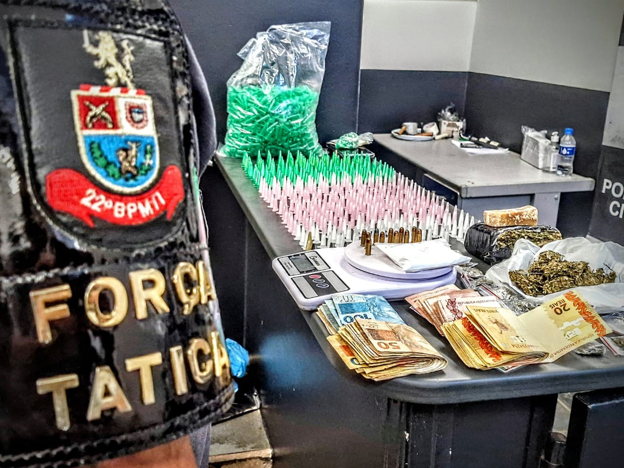 Casal é preso por tráfico de drogas e posse ilegal de arma em Itapetininga