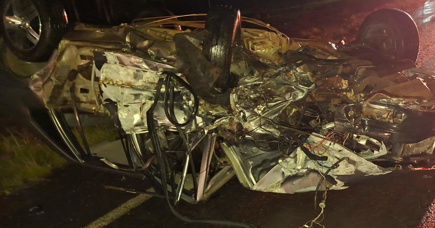Motorista morre após ser ejetado de veículo em colisão entre dois carros no RS; dois ficam feridos