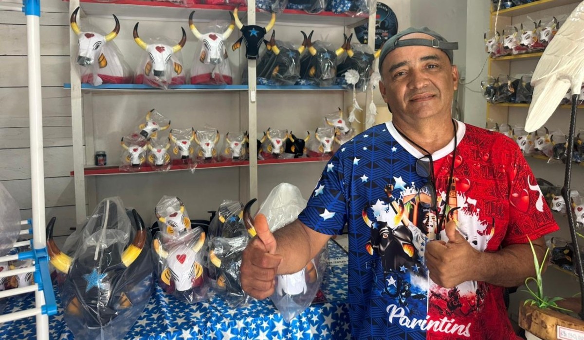 Um pedaço de Parintins na bagagem: artesão que produz ‘boizinhos’ abre loja própria após 34 anos de trabalho 