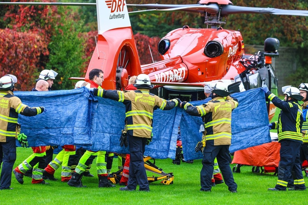 Equipes de emergência embarcam em helicóptero de resgate prefeita recém-eleita de Herdecke, na Alemanha, após ela ser esfaqueada em 7 de outubro de 2025. — Foto: Alex Talash/dpa via AP