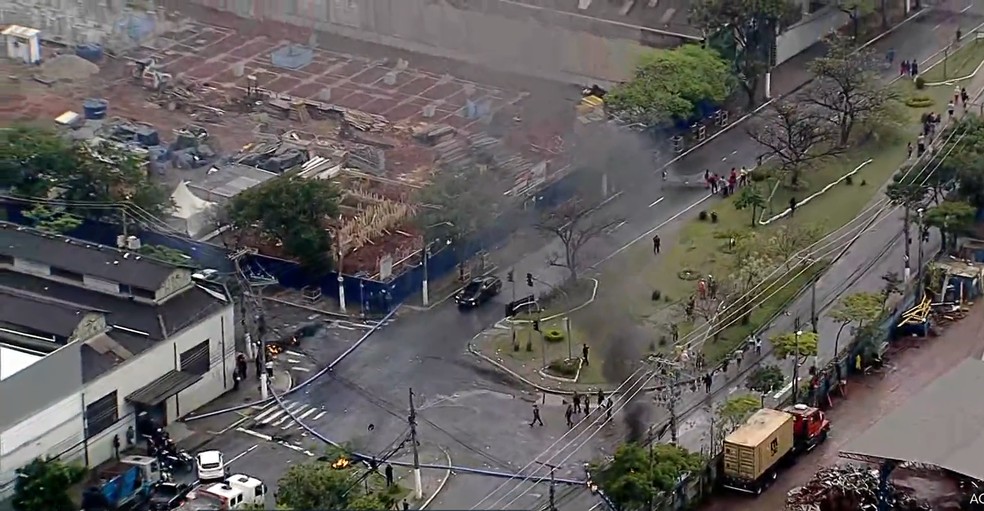 Moradores bloqueiam avenida Presidente Wilson, região da Mooca, em protesto — Foto: TV Globo