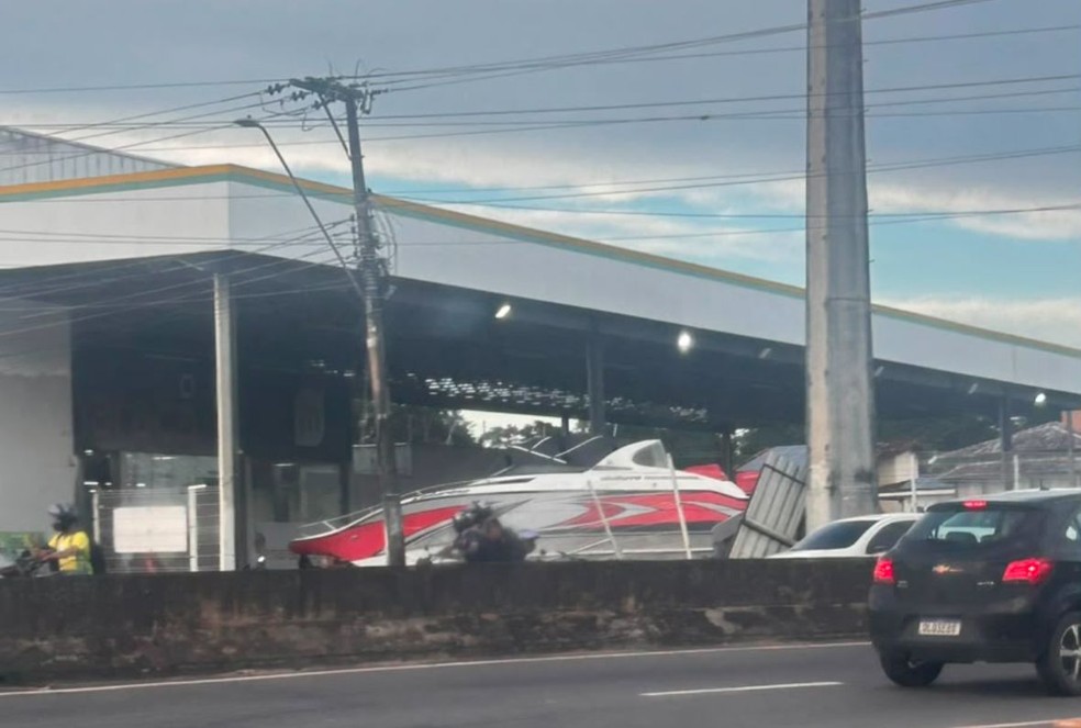 Acidente aconteceu em um horário de pico na rodovia — Foto: Reprodução