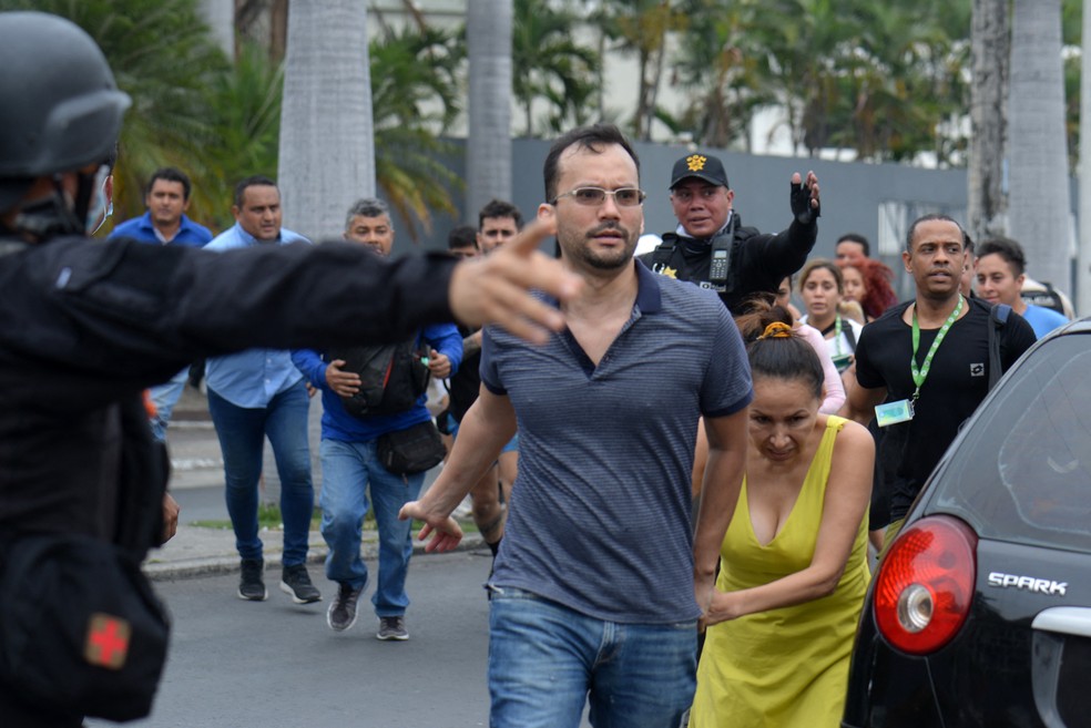 Pessoas são guiadas por oficiais em Guayaquil, no Equador, em 9 de janeiro de 2024 — Foto: STRINGER / AFP