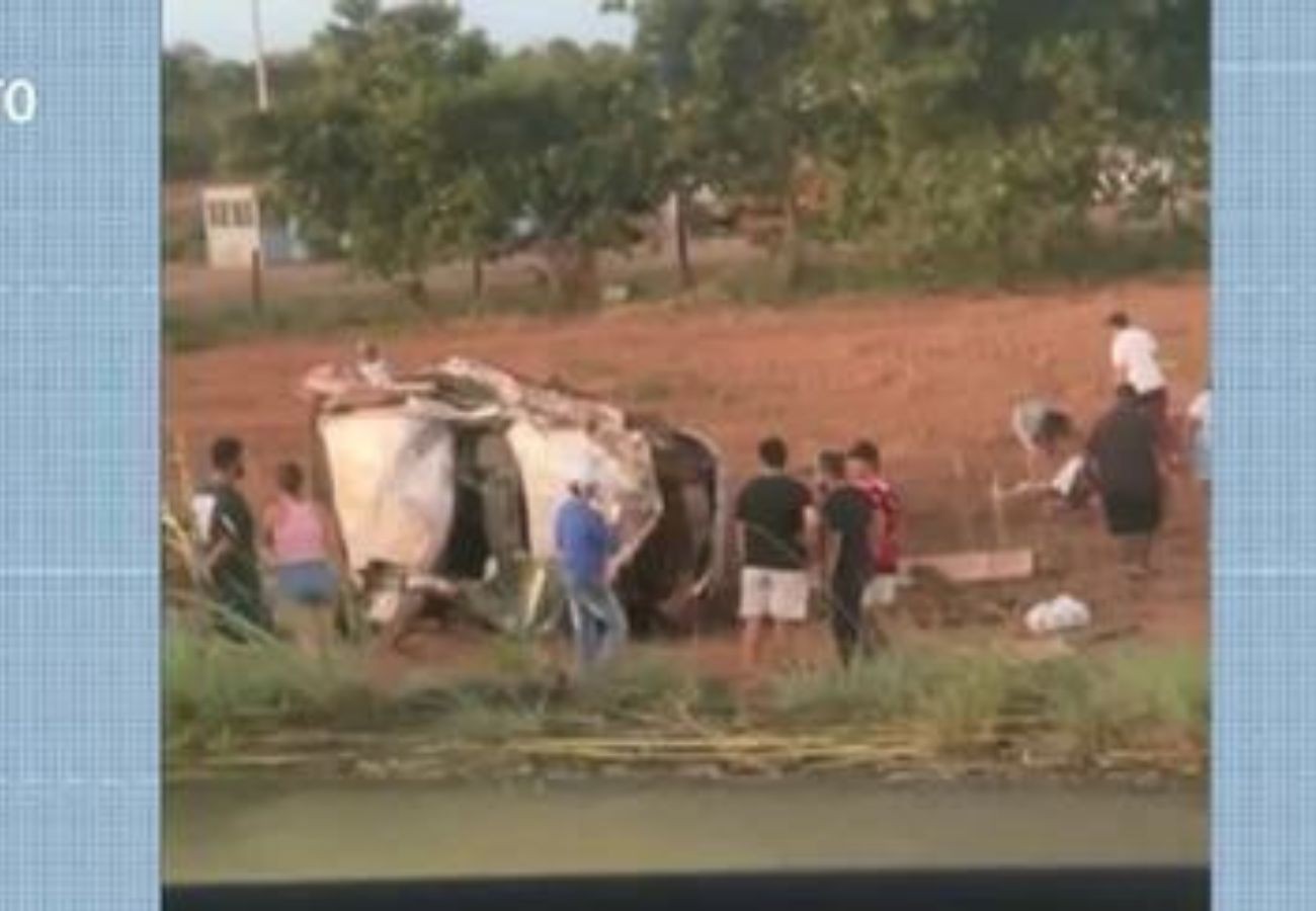 Dois homens morrem e grávida fica ferida após caminhonete capotar