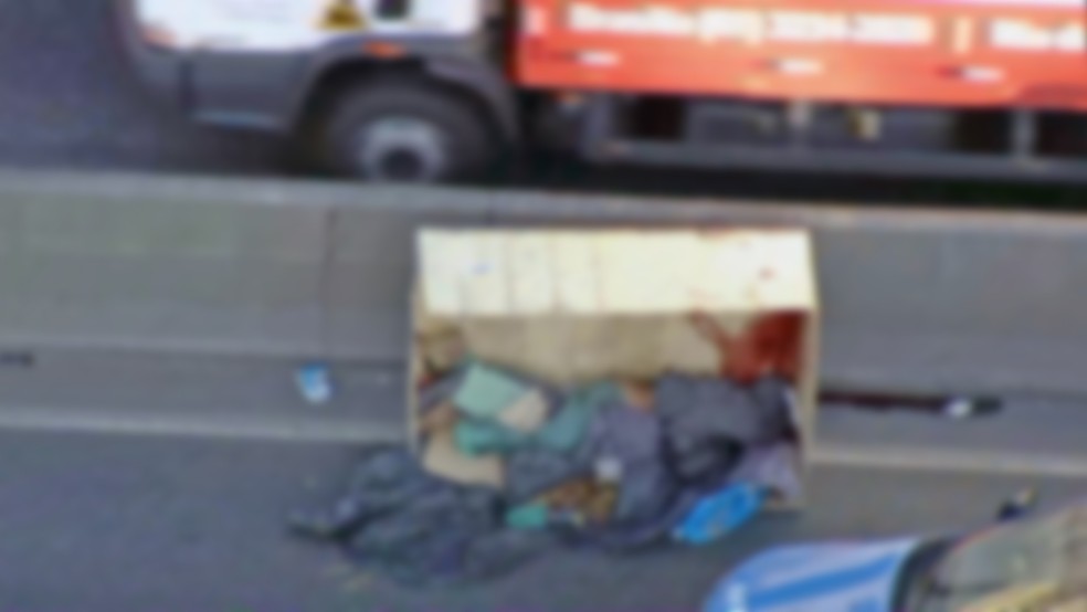 Corpo foi encontrado na Avenida Brasil — Foto: Reprodução/TV Globo
