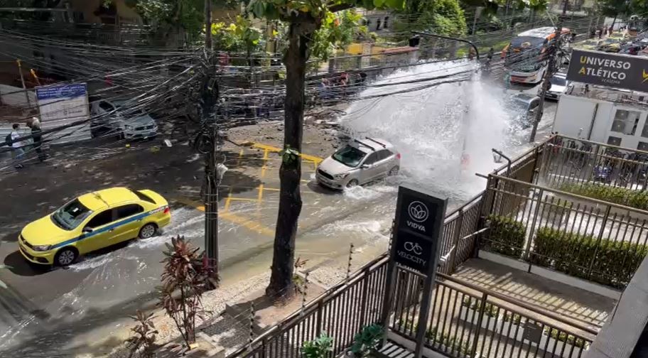 Tubulação de água se rompe na Rua São Clemente, em Botafogo, e causa alagamento e transtornos 