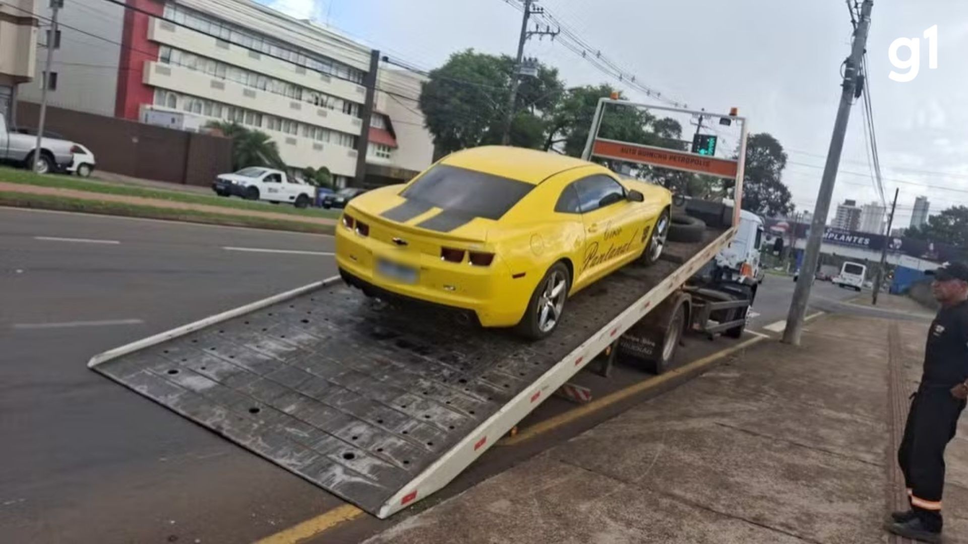 Camaro amarelo de circo avaliado em R$ 500 mil é guinchado por IPVA atrasado em Passo Fundo