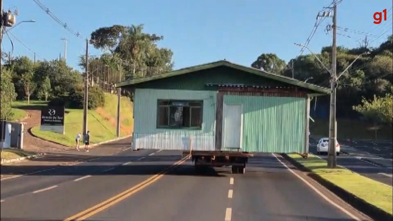 VÍDEO: casa de madeira é transportada inteira por caminhão no Paraná