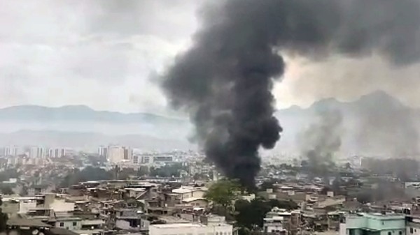 Barricadas em chamas em reação à Operação Contenção — Foto: Reprodução/TV Globo