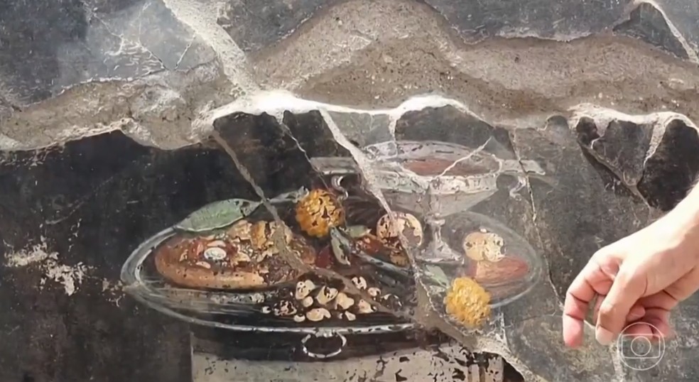 Pintura de pizza 'ancestral' é encontrada em ruínas de Pompeia, na Itália — Foto: TV Globo/Reprodução