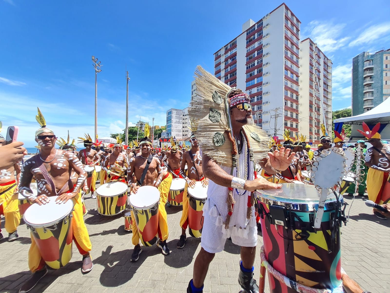 Carnaval 2024: Carlinhos Brown anuncia convite para ter Ilê Aiyê, Olodum e Apaches do Tororó no Arrastão da quarta de cinzas