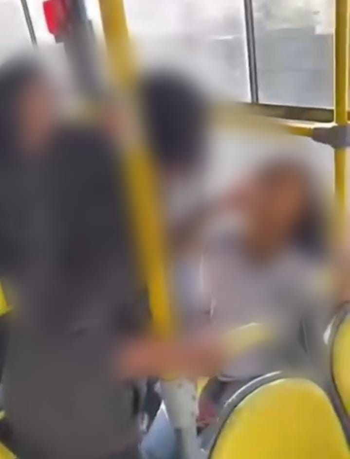 VÍDEO: Adolescente é agredida com mais de 30 socos na cabeça e puxões de cabelo dentro de ônibus em MG