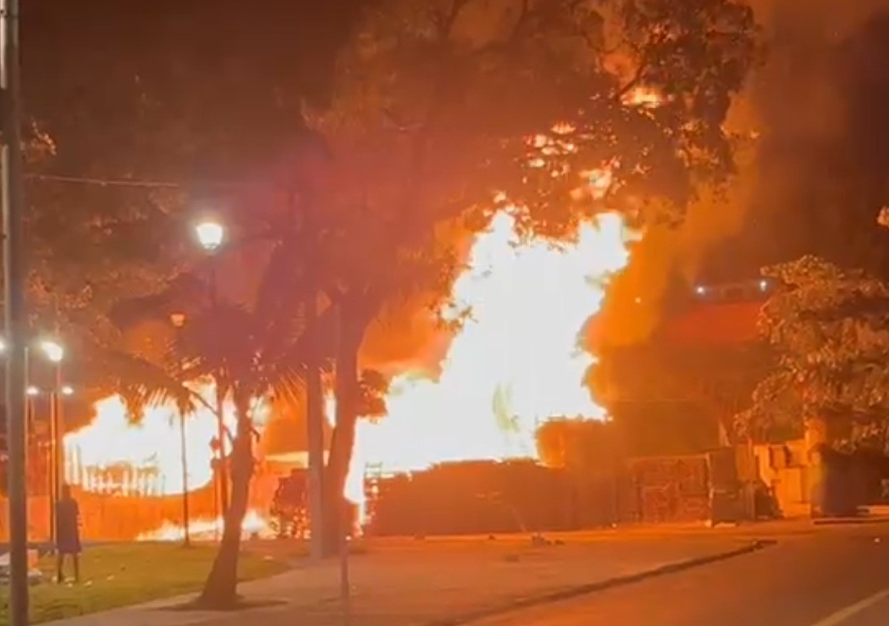 Incêndio destrói loja de paletes e deixa maternidade sem energia no Recife; VÍDEO