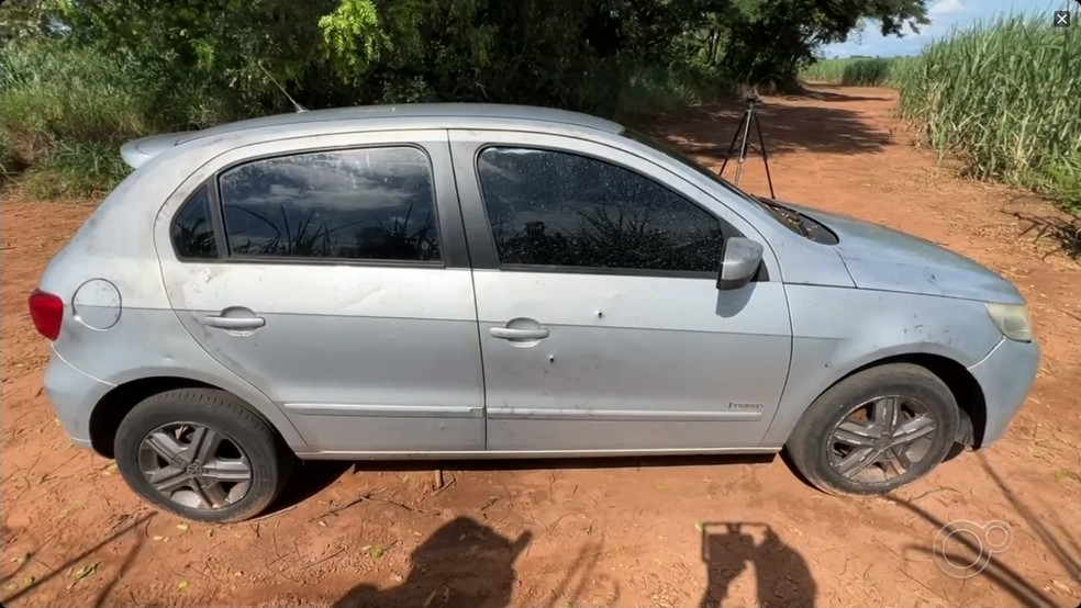 Carro da família de Olímpia que foi encontrado no canavial em Votuporanga (SP) — Foto: TV TEM/Reprodução