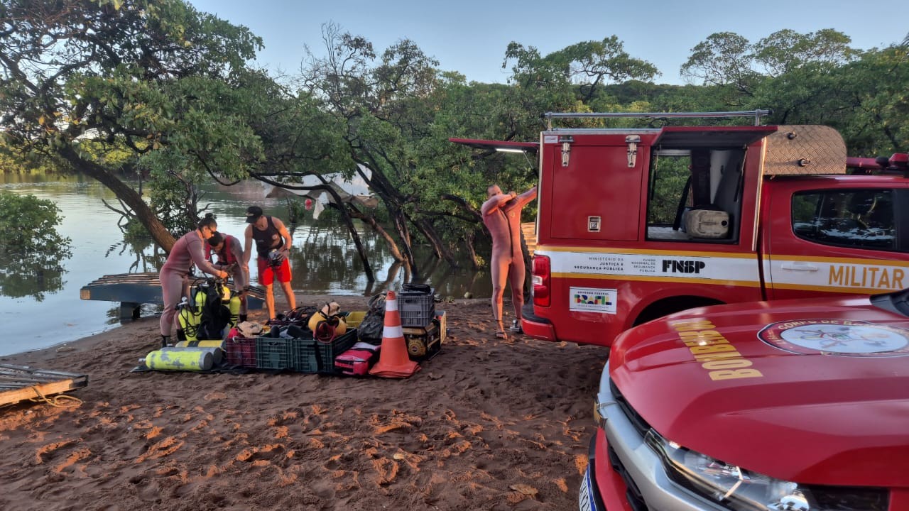 Bombeiros procuram homem que desapareceu após pular de barco em Barra de Gramame 
