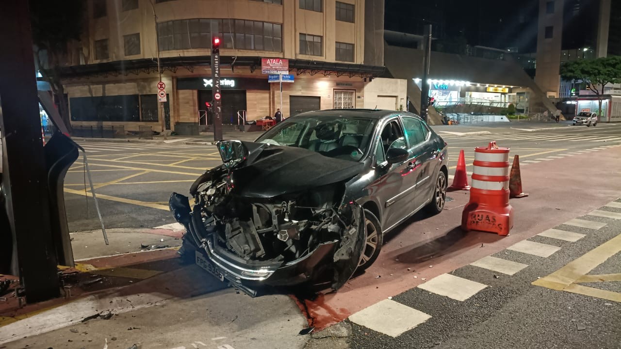 Carro bate contra coluna semafórica da Av. Paulista durante perseguição policial gerada por fuga de blitz do bafômetro