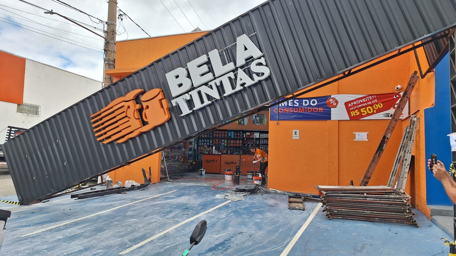 Carro perde o controle, bate e derruba fachada de loja de tintas em Mogi das Cruzes