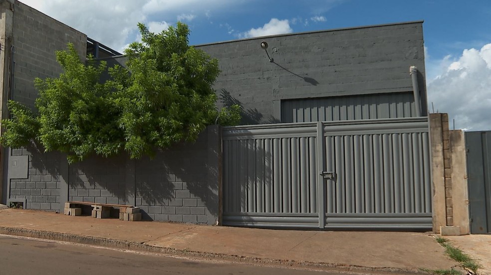 Galpão de armazenagem de café que pertence a casal suspeito de sumir com produto em Altinópolis, SP — Foto: Reprodução/EPTV