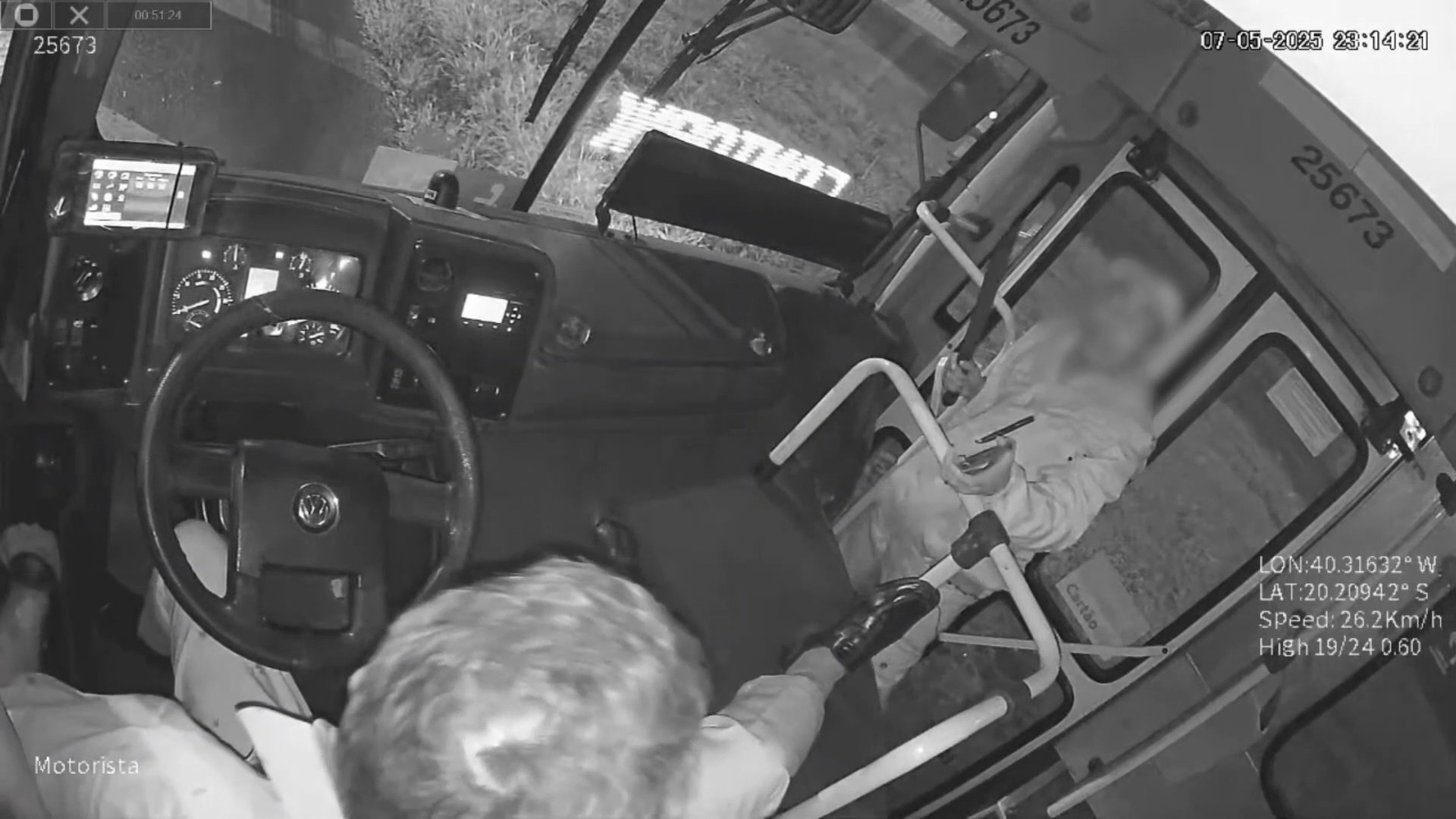 VÍDEO: motorista do Transcol é esfaqueado com ônibus em movimento durante assalto no ES