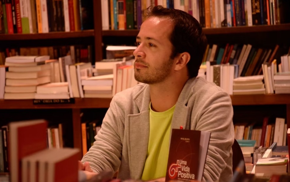 Rafael Bolacha no lançamento do livro 'Uma Vida Positiva', em que relata a experiência de viver com HIV e fala sobre informação, prevenção e enfrentamento do preconceito — Foto: Cíntia Pimentel