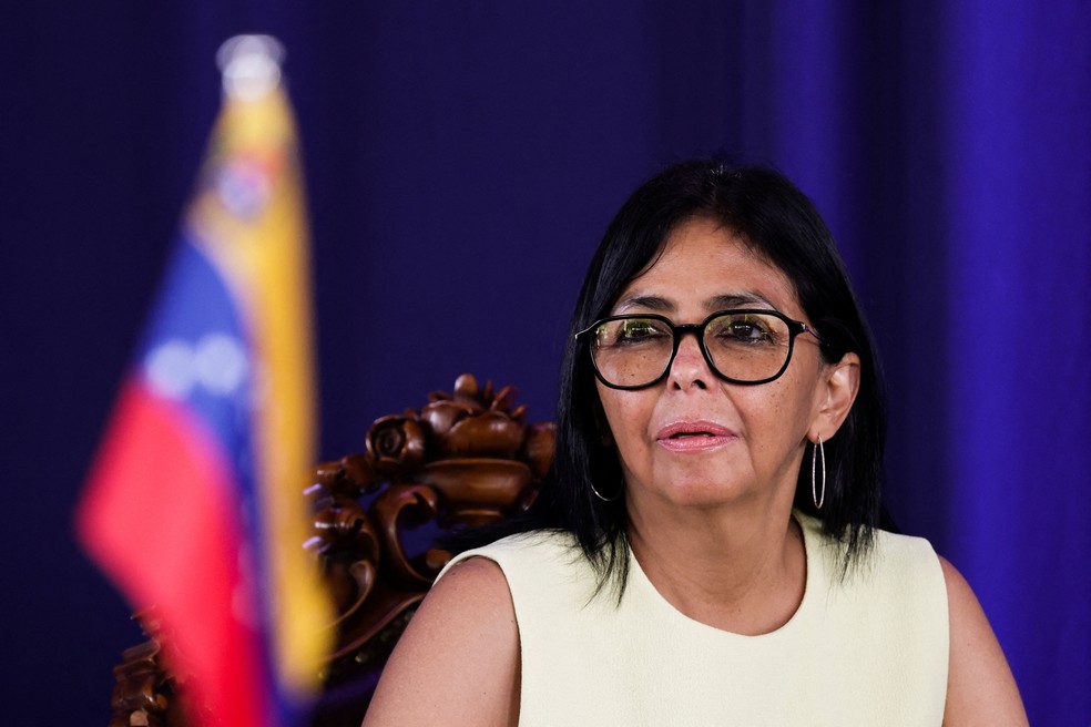 Delcy Rodriguez em reunião no Suriname. — Foto: Ranu Abhelakh / Reuters