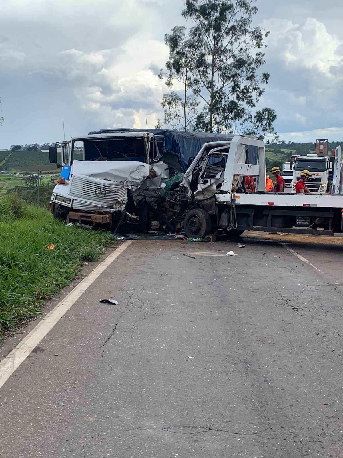 Acidente Entre Dois Caminhões E Um Carro Deixa Motoristas Feridos Em Varginha Mg Sul De Minas