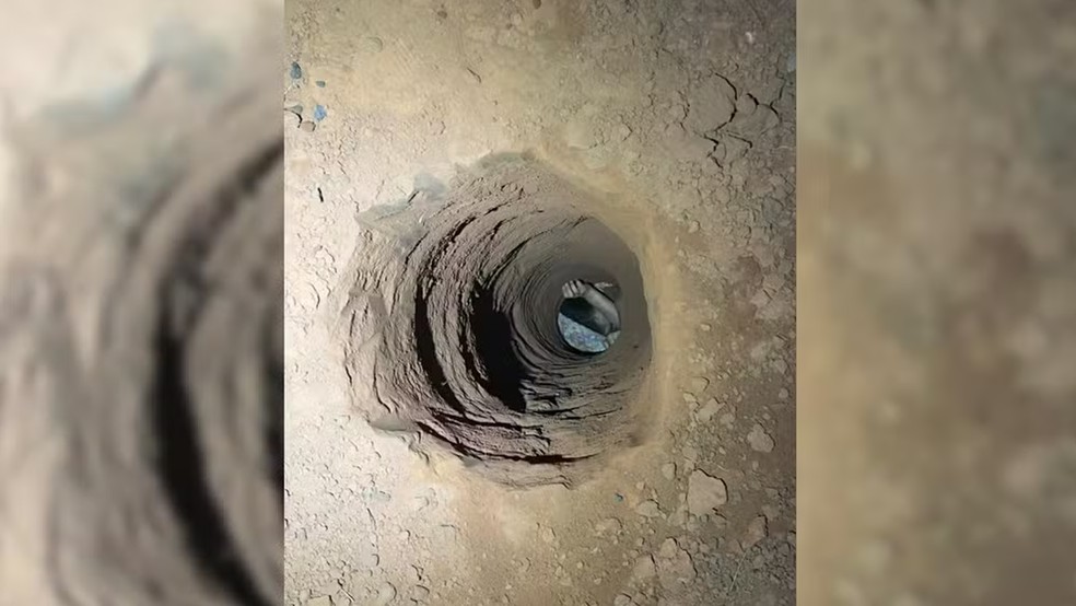 Menina ficou presa por 2 horas em buraco de 7 metros de profundidade — Foto: Polícia Militar/Divulgação