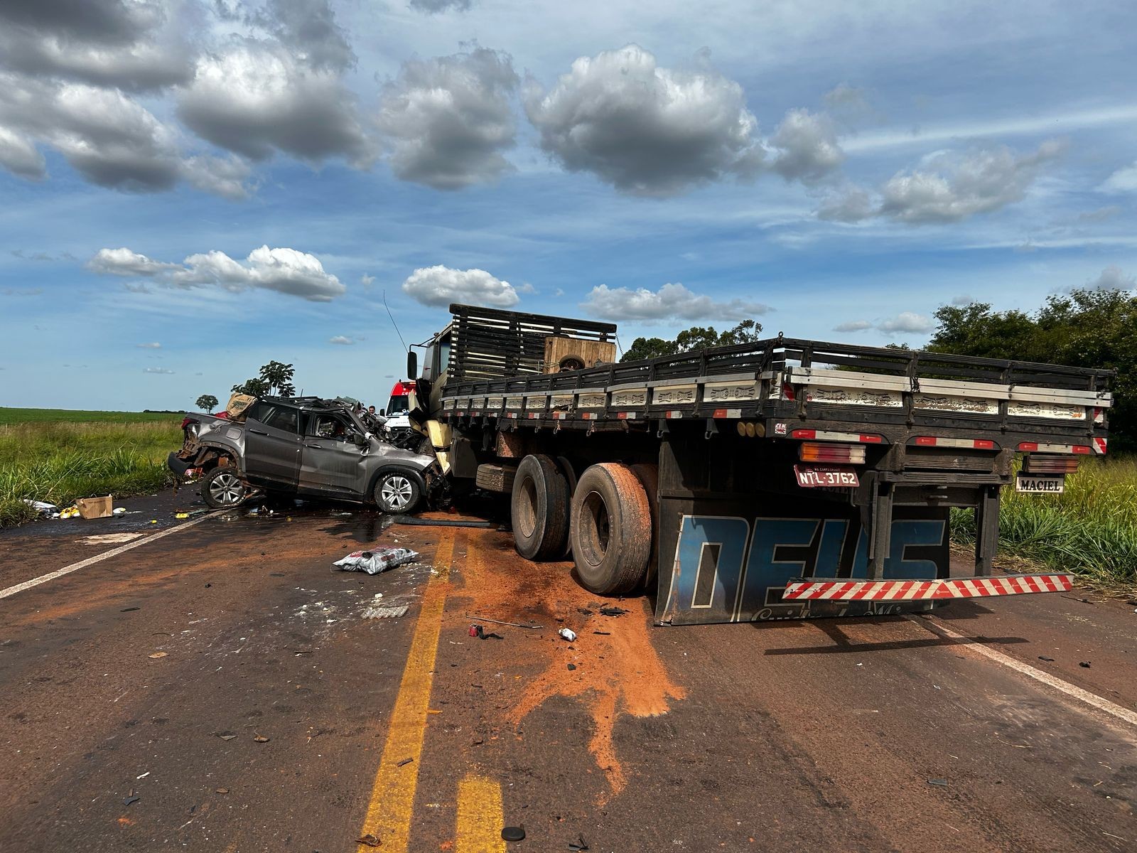 Duas pessoas morrem em acidente entre carro e caminhão na BR-262, em Campo Grande