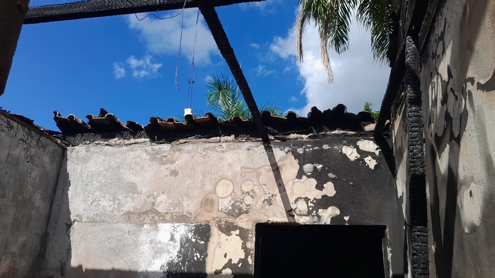 Casa que pegou fogo durante comemoração romântica — Foto: Arquivo pessoal