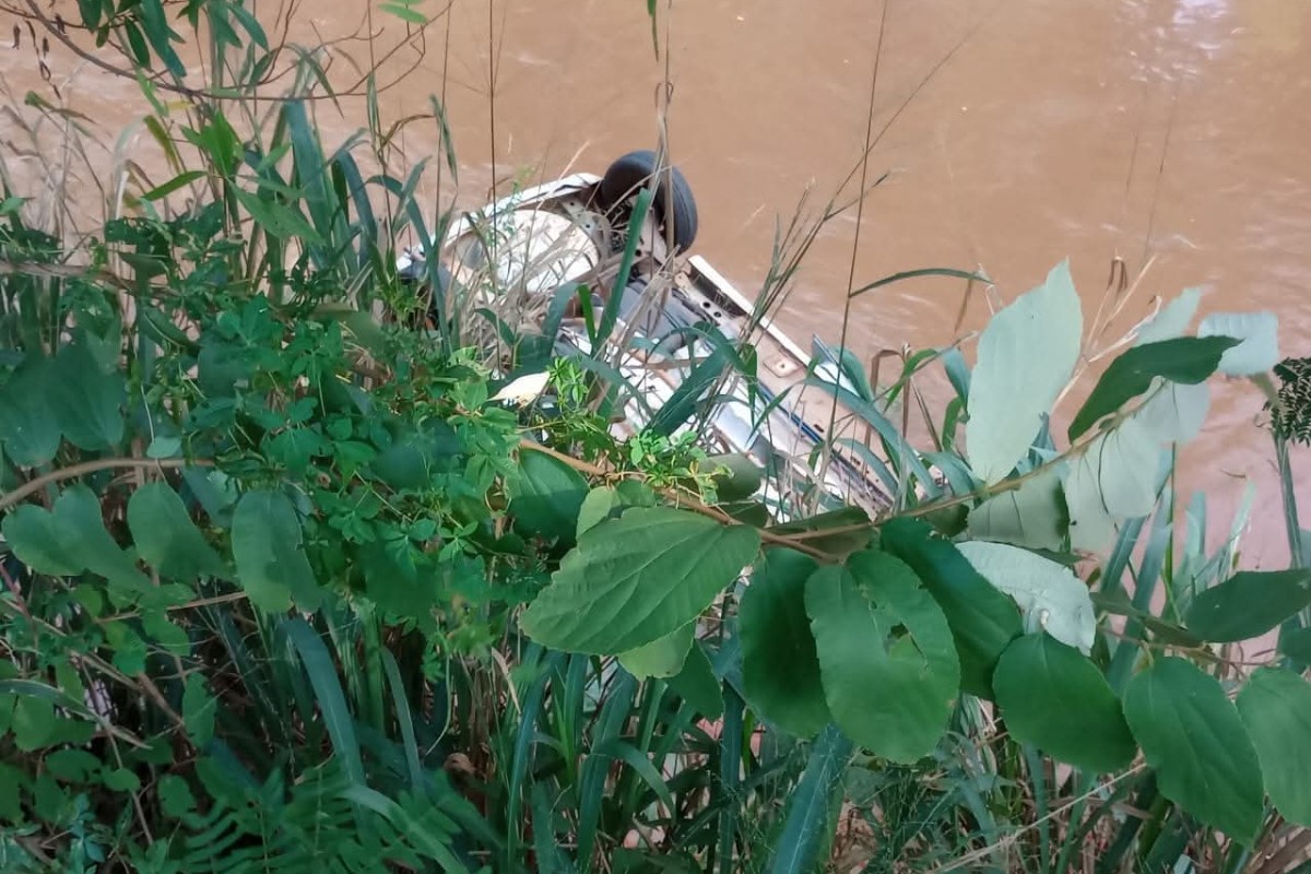 Motorista fica gravemente ferida após carro cair no Rio Jaú