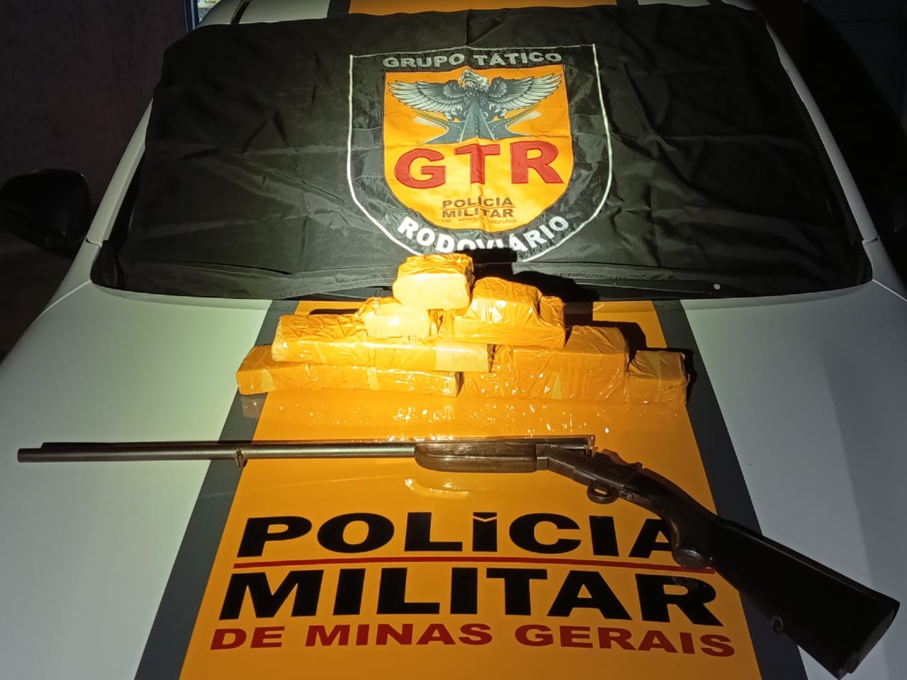 Polícia apreende barras de maconha e espingarda em ônibus que seguia de SP para a Bahia