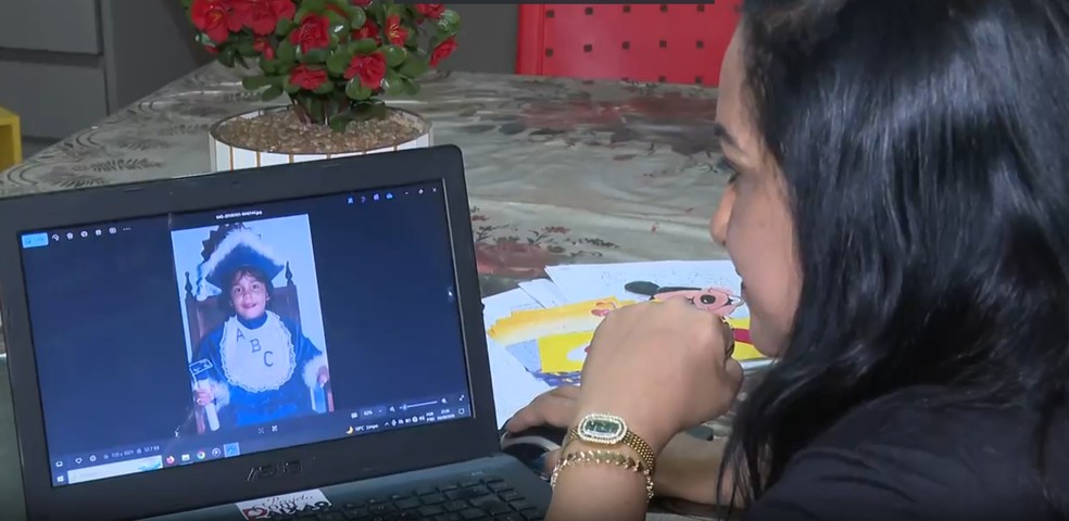 A assistente social Delma Soares conviveu com Amanda, em 2017, no abrigo onde &eacute; diretora, em Belo Horizonte. &mdash; Foto: TV Globo