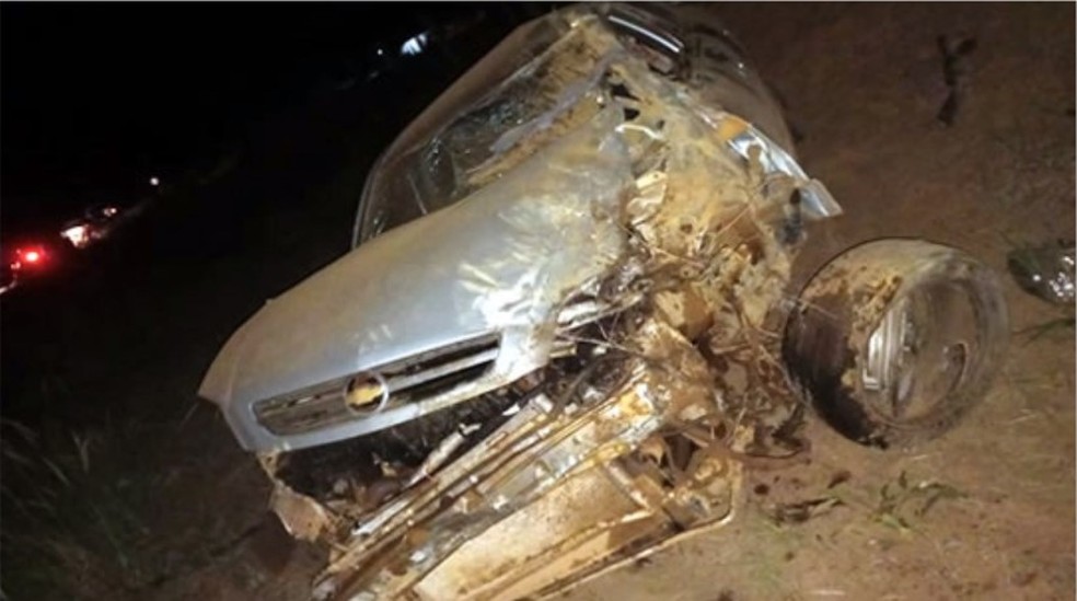 Carro colidiu de frente com motocicleta na BR-470 — Foto: Reprodução