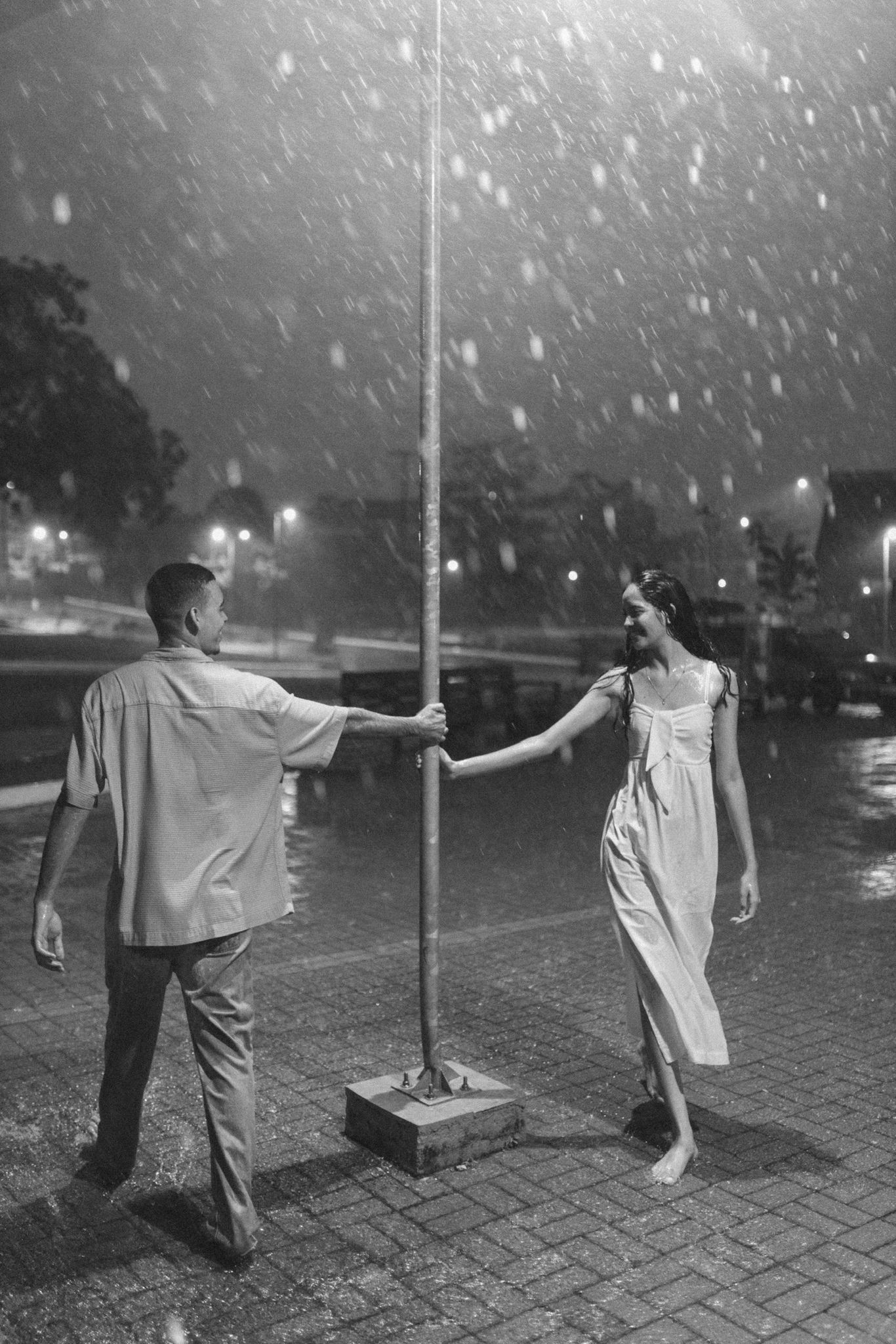 Chuva transforma fotos de pré-casamento em 'cenas de filme' em RO