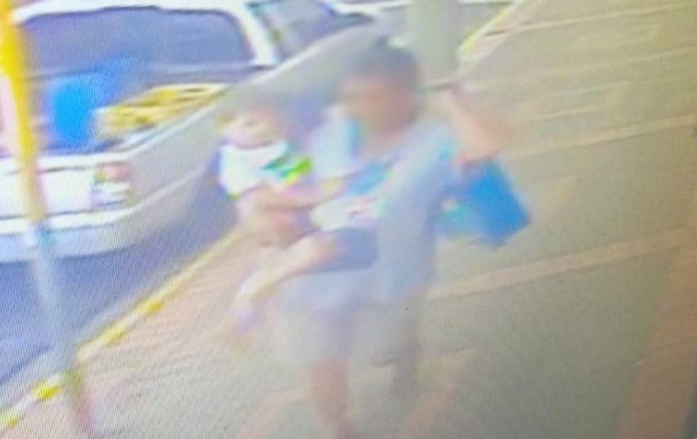 Guarda Municipal verificou as câmeras de segurança da creche para encontrar menino entregue a desconhecido em Araçatuba (SP) — Foto: Reprodução/Câmera de segurança