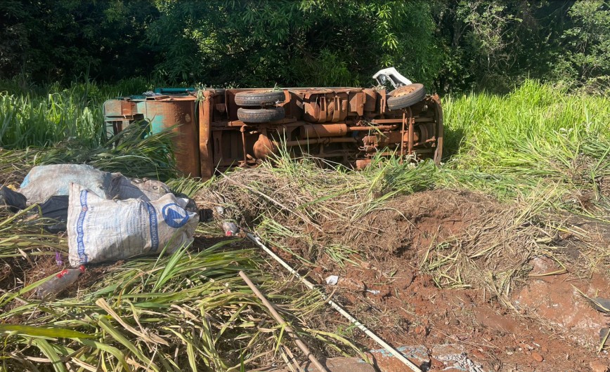 Pão de queijo no assoalho faz motorista tombar caminhão de lixo furtado em Frutal