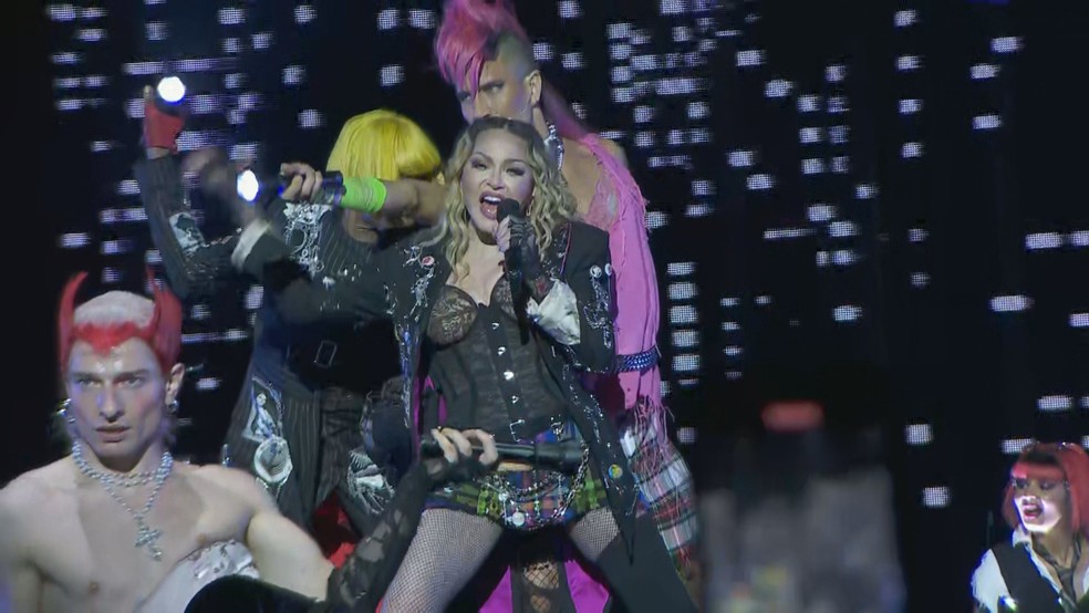 Madonna começa show em Copabana — Foto: Globo